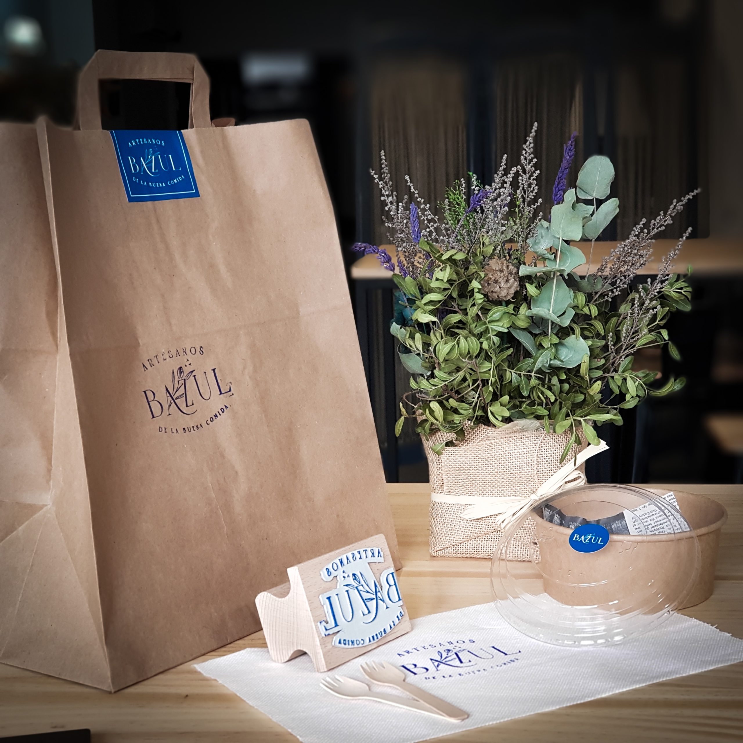 bolsa de papel personalizada para bazul restaurante - inmenta estudio creativo -+ paula berdiel - huesca